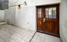 SAINT GENIS LAVAL - Maison de village avec courette et grand garage