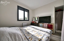 THURINS - Appartement récent P3 + Espace bureau avec cour de 60m² + 2 Parkings