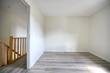 THURINS - MAISON récente P3 + Espace bureau avec cour de 60m² + 2 Parkings