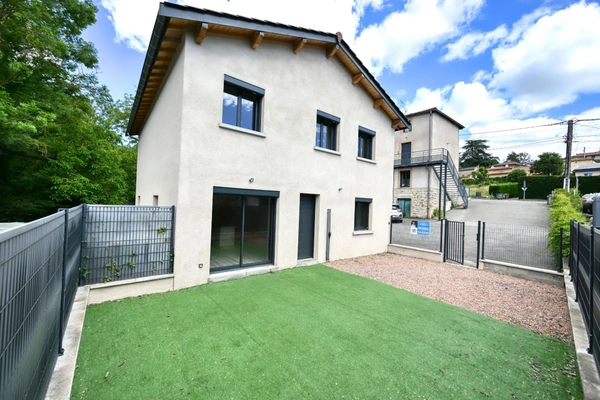 THURINS - MAISON récente P3 + Espace bureau avec cour de 60m² + 2 Parkings