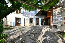 Village house with garden in CHAUSSAN (69)