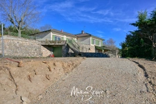 MORNANT LES PLATIERES - Maison de 185 m² en zone Ui avec potentiel de local artisanal