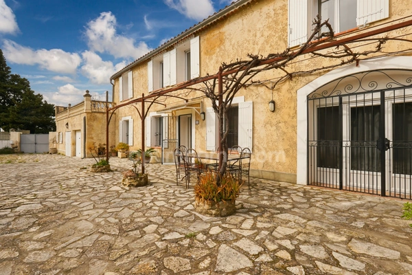 Un authentique mas provençal avec dépendance attenante, à moins de 5 minutes de la gare d'Orange