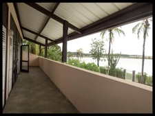 Villa d’architecte en briques de Guyane – volumes rares, piscine, jardin 1 141 m² – Kourou Lac Bois Chaudat