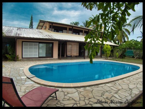 Villa d’architecte en briques de Guyane – volumes rares, piscine, jardin 1 141 m² – Kourou Lac Bois Chaudat