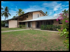Villa d’architecte en briques de Guyane – volumes rares, piscine, jardin 1 141 m² – Kourou Lac Bois Chaudat