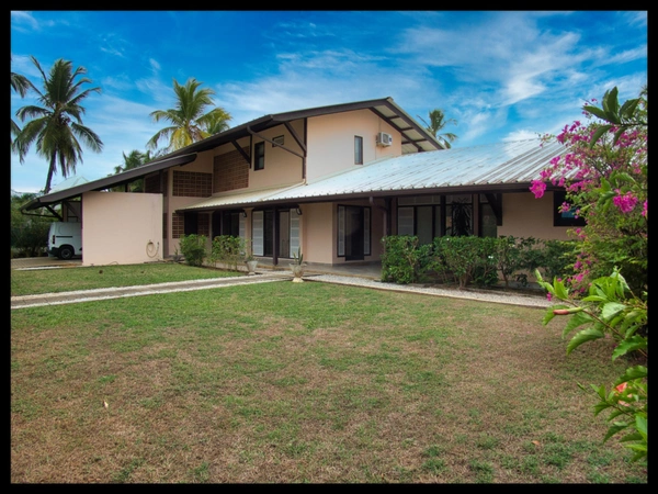 Villa d’architecte en briques de Guyane – volumes rares, piscine, jardin 1 141 m² – Kourou Lac Bois Chaudat