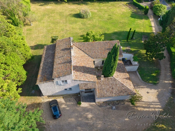 Propriété de 300m² sur 9000m² piscinable avec 2 garages et dépendance. 
