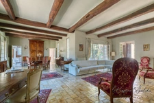 Propriété de 300m² sur 9000m² piscinable avec 2 garages et dépendance. 