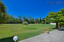Propriété de 300m² sur 9000m² piscinable avec 2 garages et dépendance. 
