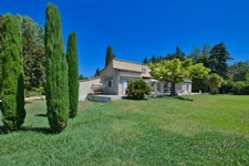 Propriété de 300m² sur 9000m² piscinable avec 2 garages et dépendance. 