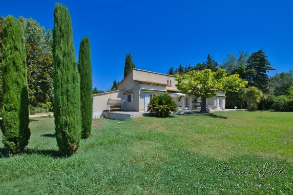 Propriété de 300m² sur 9000m² piscinable avec 2 garages et dépendance. 