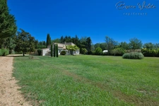 Propriété de 300m² sur 9000m² piscinable avec 2 garages et dépendance. 