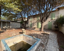 Maison de 14 pièces à vendre à Sisteron (04) avec jardin et garages. 