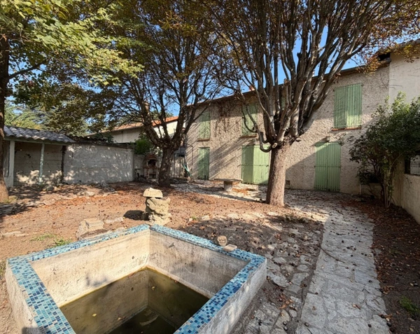 Maison de 14 pièces à vendre à Sisteron (04) avec jardin et garages. 
