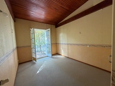 Maison de 14 pièces à vendre à Sisteron (04) avec jardin et garages. 