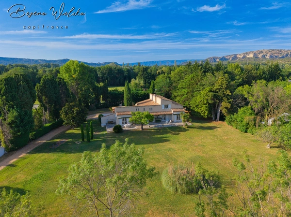 Propriété de 300m² sur 9000m² piscinable avec 2 garages et dépendance. 