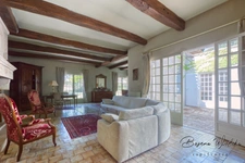 Propriété de 300m² sur 9000m² piscinable avec 2 garages et dépendance. 