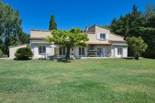 Propriété de 300m² sur 9000m² piscinable avec 2 garages et dépendance. 