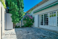 Propriété de 300m² sur 9000m² piscinable avec 2 garages et dépendance. 