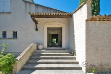 Propriété de 300m² sur 9000m² piscinable avec 2 garages et dépendance. 