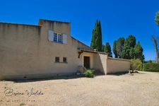 Propriété de 300m² sur 9000m² piscinable avec 2 garages et dépendance. 