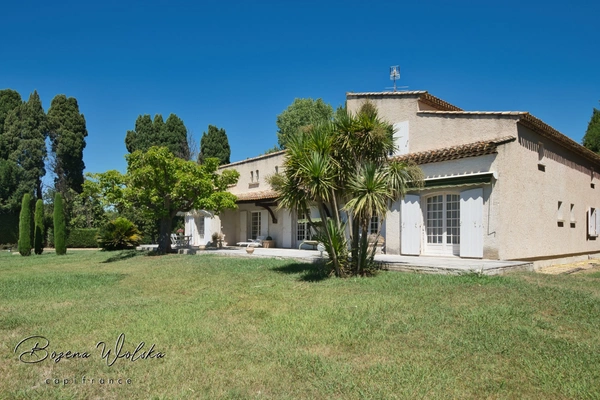 Propriété de 300m² sur 9000m² piscinable avec 2 garages et dépendance. 