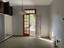 Maison de 14 pièces à vendre à Sisteron (04) avec jardin et garages. 