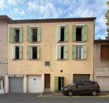 Maison de 14 pièces à vendre à Sisteron (04) avec jardin et garages. 