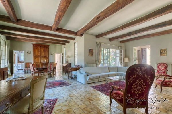 Propriété de 300m² sur 9000m² piscinable avec 2 garages et dépendance. 