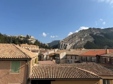 Maison de 14 pièces à vendre à Sisteron (04) avec jardin et garages. 