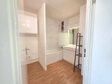 Appartement T3 lumineux avec balcon, 1 place de parking sécurisé et tout à pied – Idéal résidence principale ou investissement