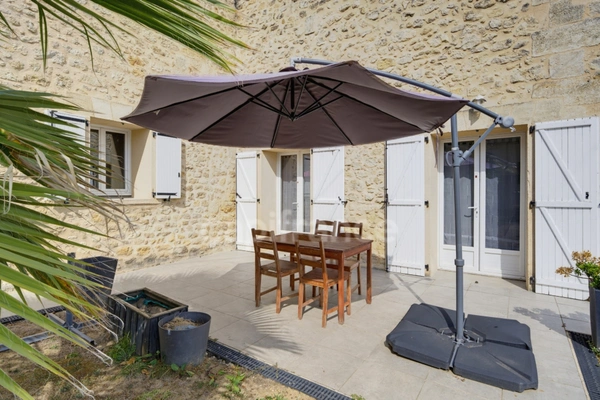 MAGNIFIQUE MAISON EN PIERRE DE 210 M² AVEC PISCINE, GARAGE ET BOULODROME – PROCHE ST EMILION & BORDEAUX