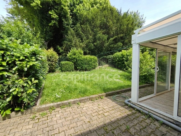 Charmante maison de plain-pied de 71 m² avec véranda, garage, jardin et panneaux photovoltaïques