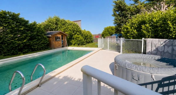 ENSEMBLE IMMOBILIER 410 m2 + 470 m2 dépendances sur 3600m2 2 maisons 1 appartement à VARENNES LES NARCY (58) proche LA CHARITE SUR LOIRE, POUILLY SUR LOIRE, COSNES SUR LOIRE, NEVERS