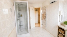 ENSEMBLE IMMOBILIER 410 m2 + 470 m2 dépendances sur 3600m2 2 maisons 1 appartement à VARENNES LES NARCY (58) proche LA CHARITE SUR LOIRE, POUILLY SUR LOIRE, COSNES SUR LOIRE, NEVERS