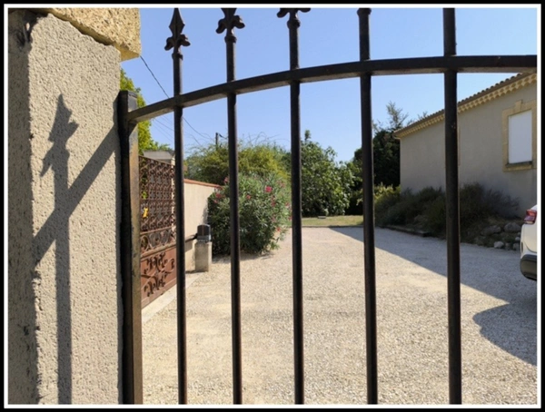 BELLE MAISON  DE PLAIN PIED ENTIEREMENT RENOVEE AVEC PISCINE