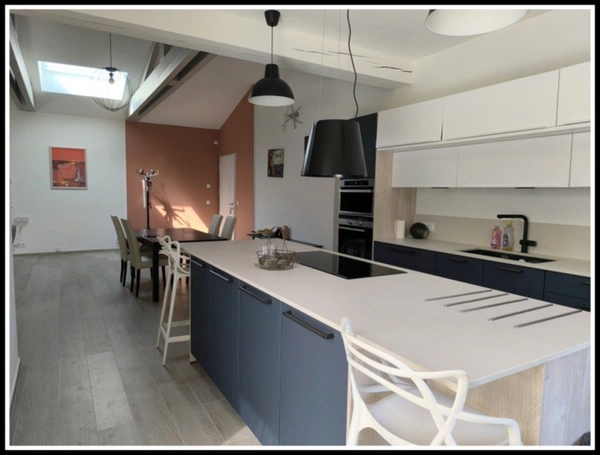 BELLE MAISON  DE PLAIN PIED ENTIEREMENT RENOVEE AVEC PISCINE