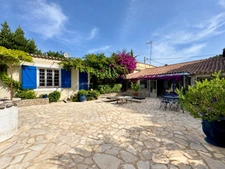 Single-storey stone farmhouse - 250 m² - Ibiza-style pool house - Montpellier Centre (34) 