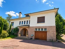 Maison individuelle de 305 m² sur plus de 7 200 m² de terrain – Beaux volumes et fort potentiel