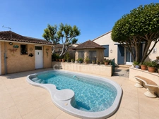 Maison plain pied de 80 m² avec 4 pièces, piscine jacuzzi et panneaux solaires à Vergèze