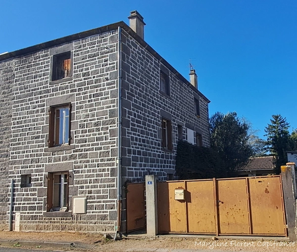 Maison en pierre mitoyenne de 70 m² à rénover entièrement — Terrain de 1 112 m²