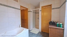 Bâtisse en pierre de 262 m², Cour, jardin cocon, garage & fort potentiel