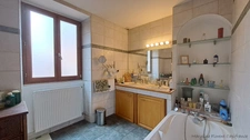 Bâtisse en pierre de 262 m², Cour, jardin cocon, garage & fort potentiel