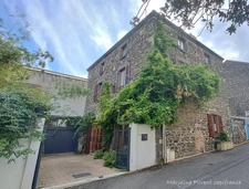 Bâtisse en pierre de 262 m², Cour, jardin cocon, garage & fort potentiel