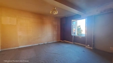 Maison en pierre mitoyenne de 70 m² à rénover entièrement — Terrain de 1 112 m²
