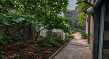 Bâtisse en pierre de 262 m², Cour, jardin cocon, garage & fort potentiel