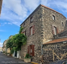 Bâtisse en pierre de 262 m², Cour, jardin cocon, garage & fort potentiel