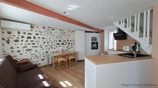 Maison de village T2/T3 de 48 m² (60 m² au sol) entièrement rénovée - Tourzel-Ronzières