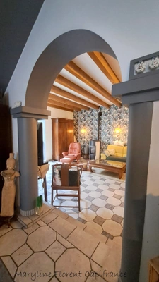 Bâtisse en pierre de 262 m², Cour, jardin cocon, garage & fort potentiel